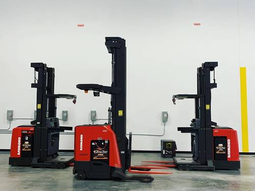 For Rent 4500 lbs - 321" lift -  Electric - Indoor Warehouse
