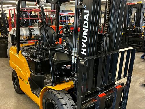 For Rent 7000 lbs - 185" lift - Gas/Propane - Indoor/Outdoor Pneumatic Tires
