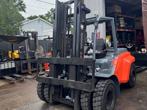 For Rent 15500 lbs - 120" lift - Gas/Propane - Indoor/Outdoor Pneumatic Tires