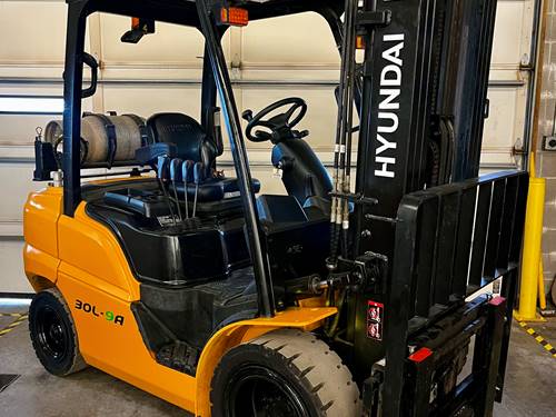 For Rent 6000 lbs - 185" lift - Gas/Propane - Indoor/Outdoor Pneumatic Tires