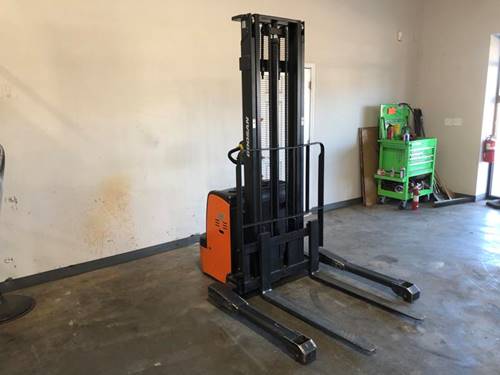 For Rent 3300 lbs - 130" lift -  Electric - Indoor Warehouse