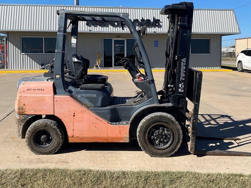 For Rent 6000 lbs - 189" lift - Gas/Propane - Indoor/Outdoor Pneumatic Tires