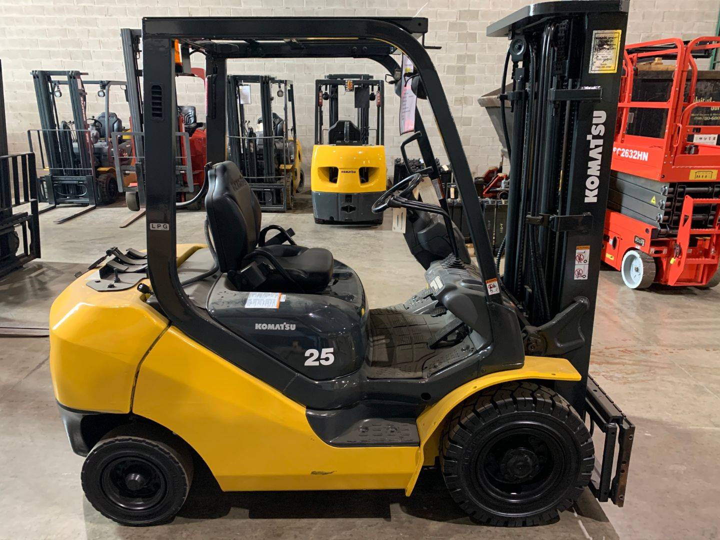 2011 Dual Fuel Komatsu FG25T16 Pneumatic Tire 4 Wheel Sit Down