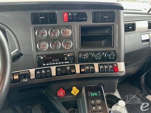 2025 Kenworth T880