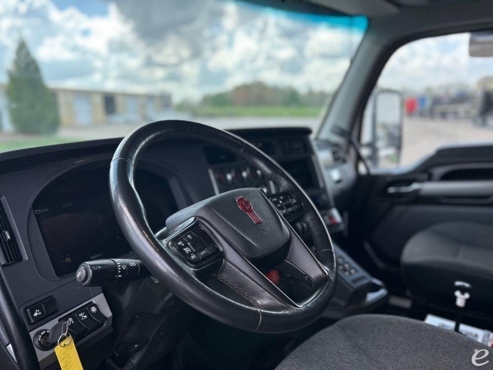 2025 Kenworth T880