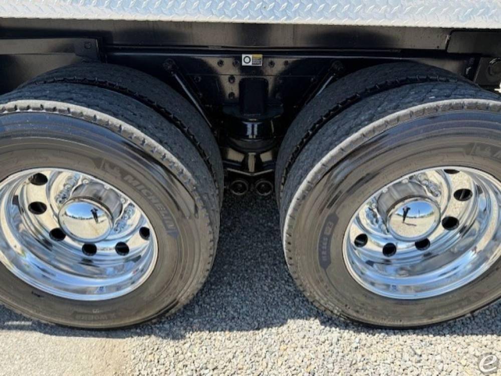 2025 Kenworth T880