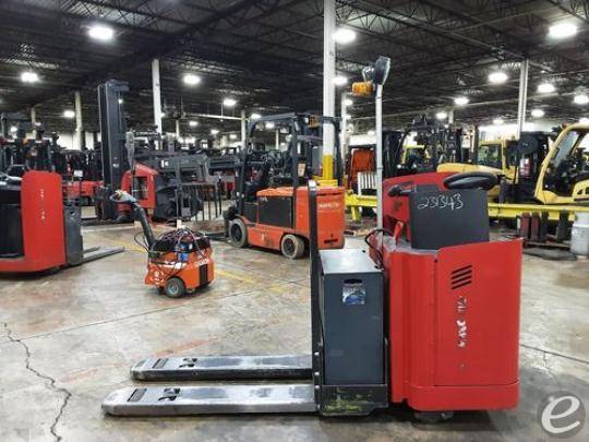 2017 Raymond 8900