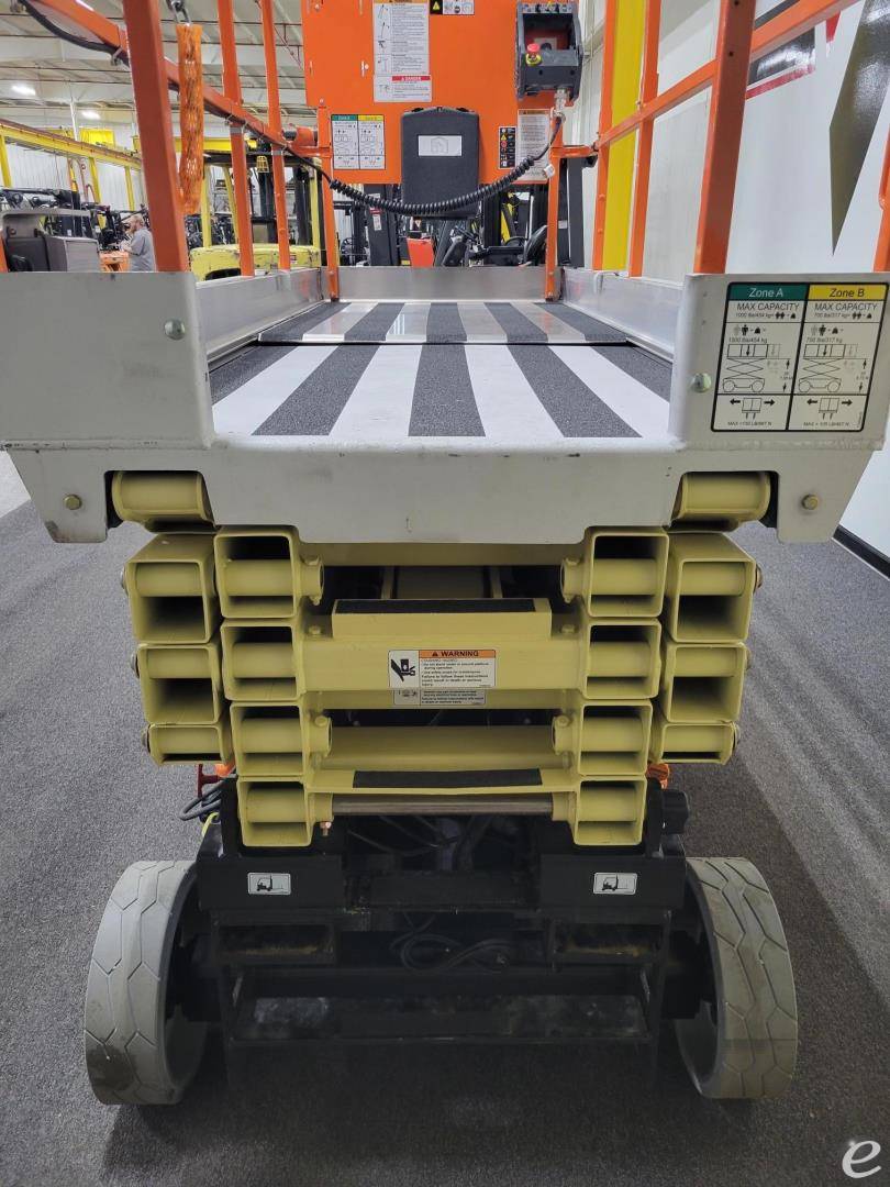 2017 JLG 3246ES