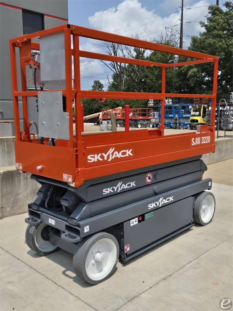2015 Skyjack SJIII3220 Electric Scissor Lift - 123Forklift
