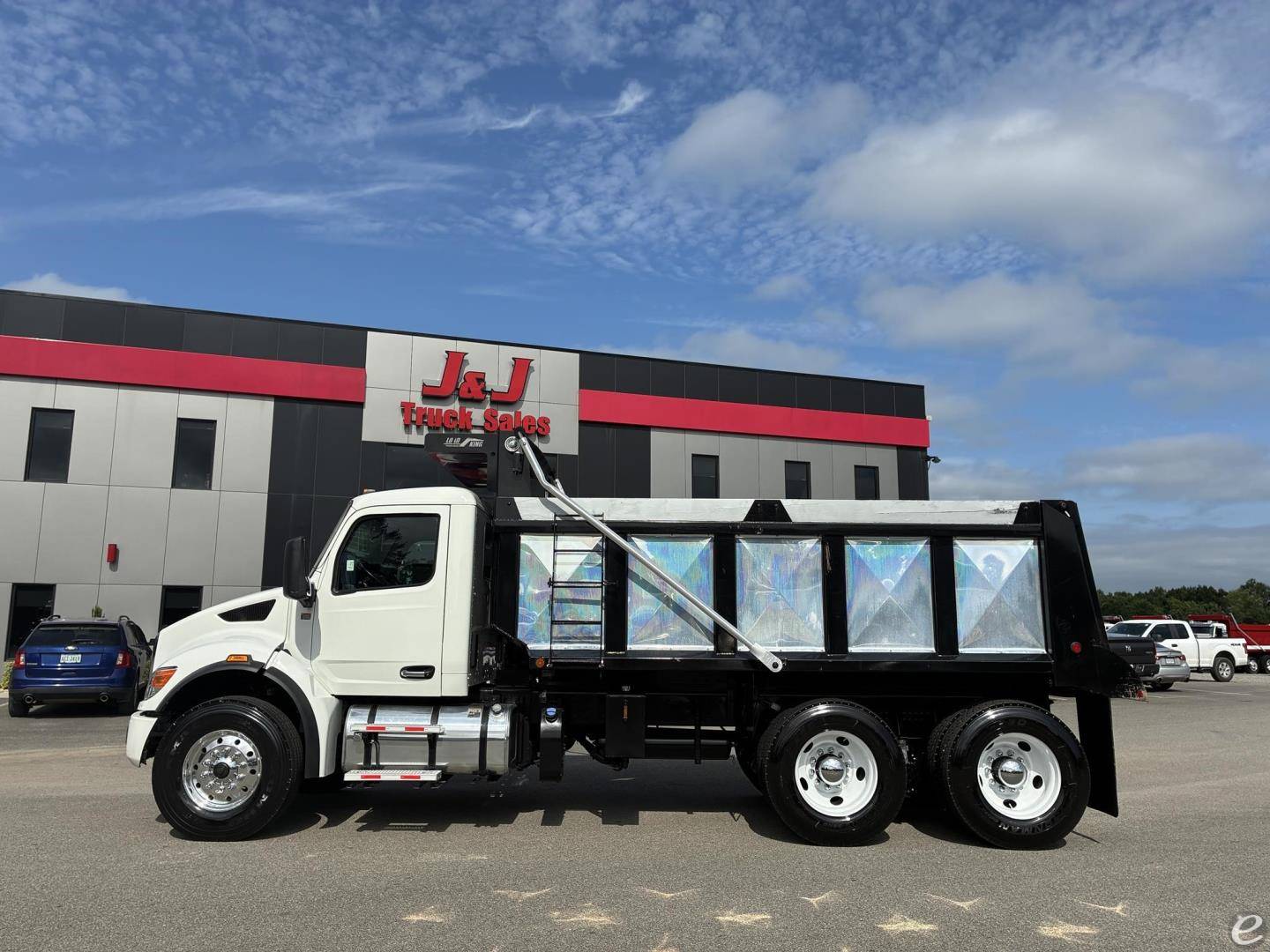2023 Peterbilt 548