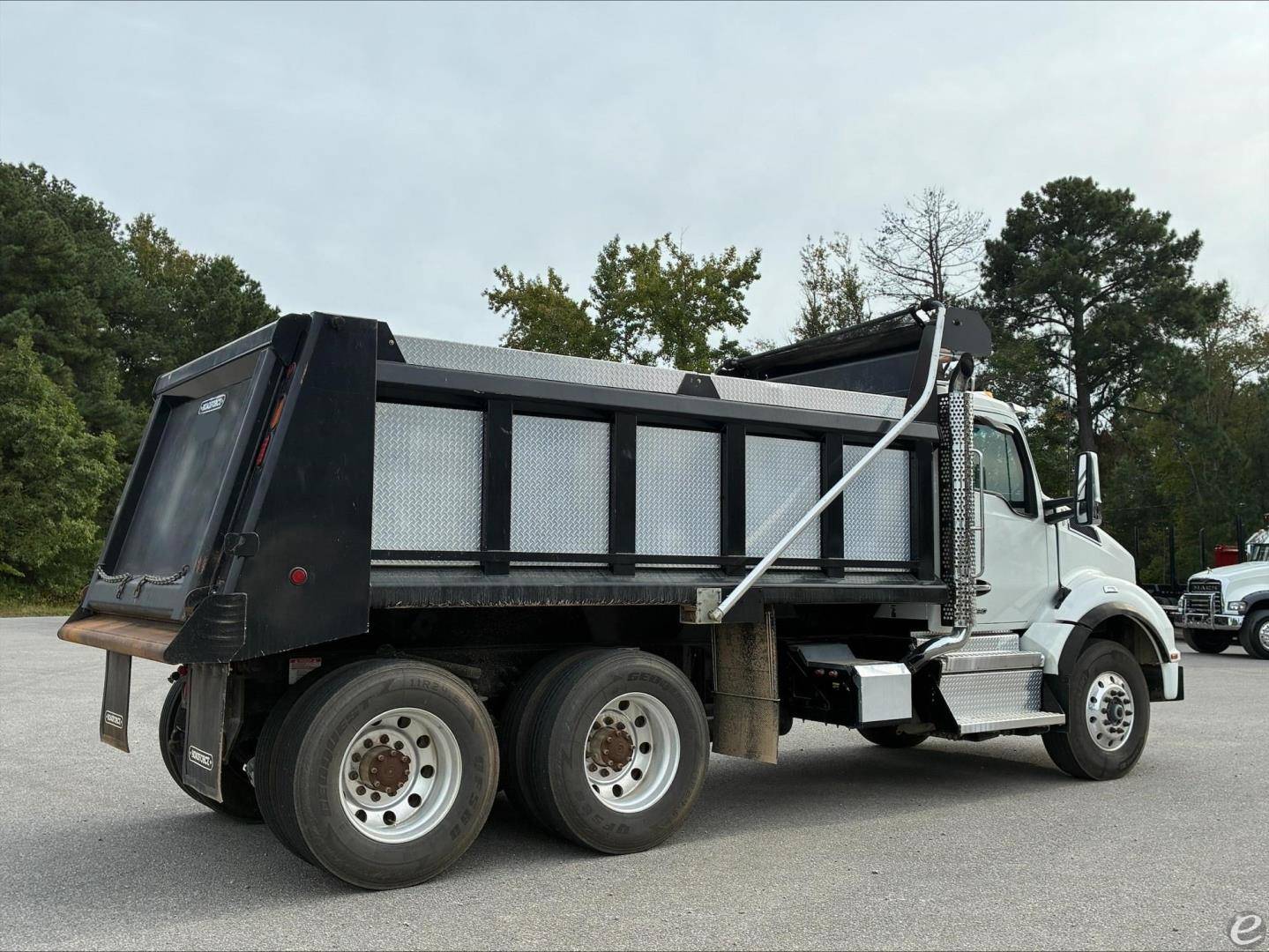 2025 Kenworth T880