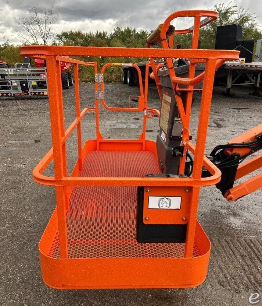 2017 JLG 660SJC