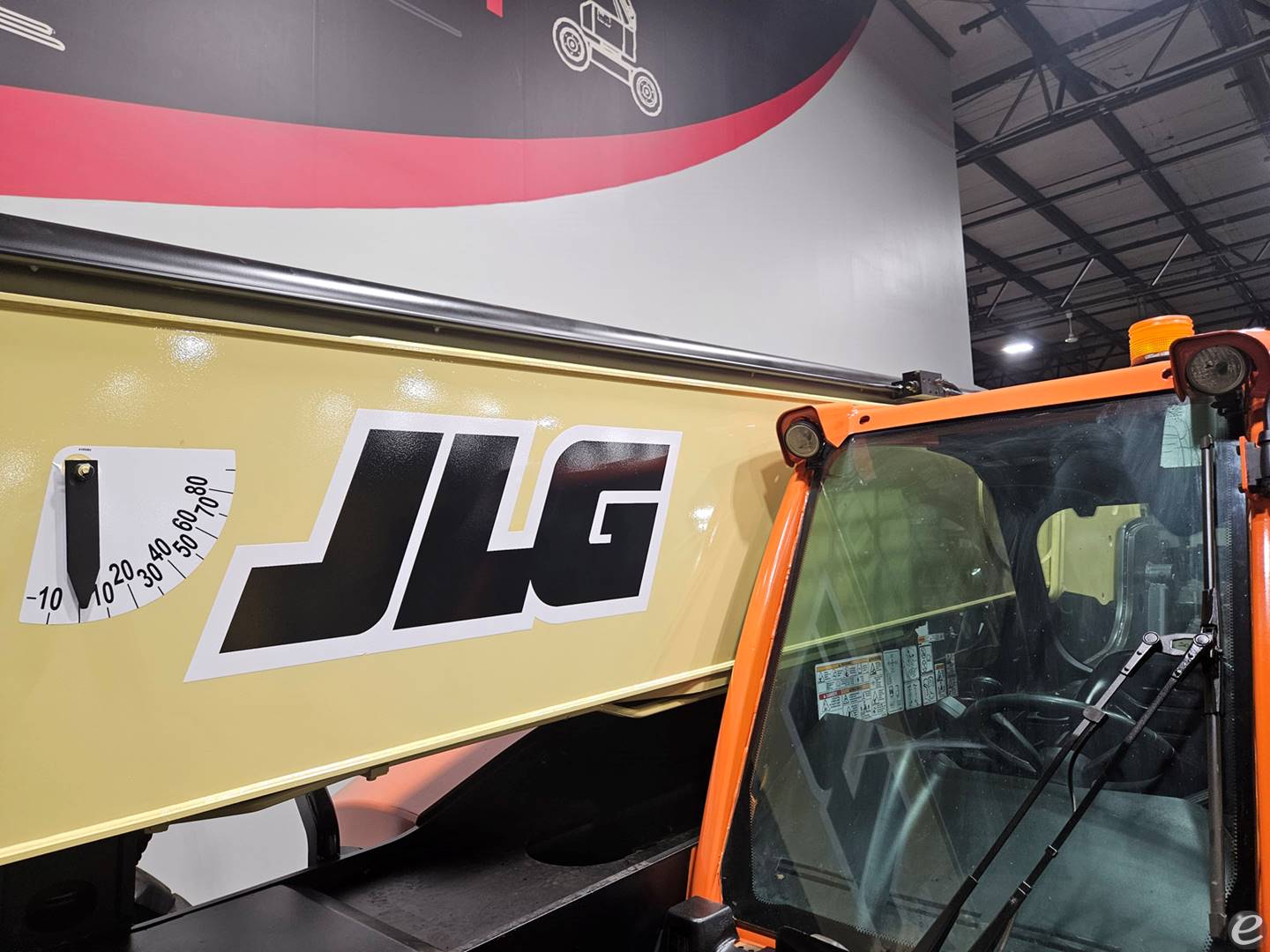 2016 JLG 1055