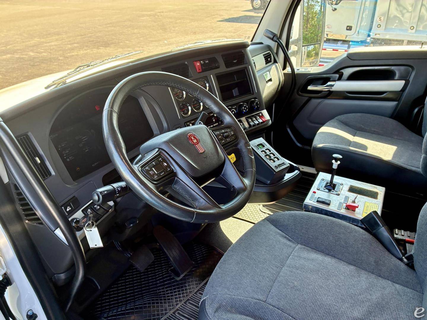 2025 Kenworth T880