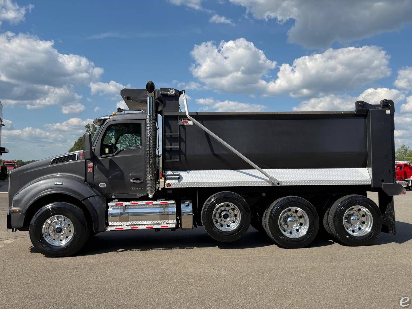 2025 Kenworth T880