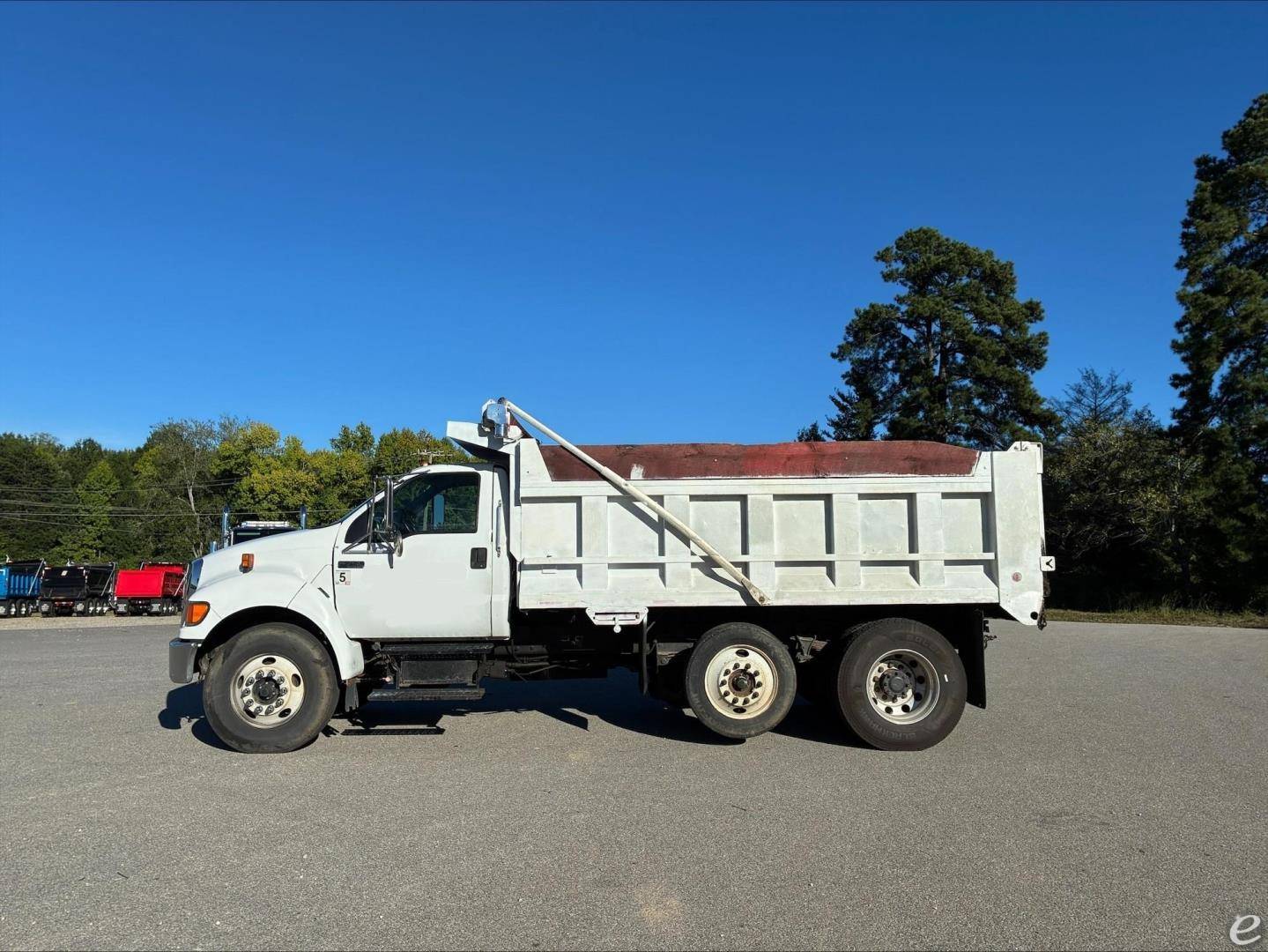 2006 Ford F750 XLT SD