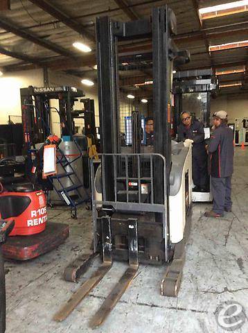 2004 Crown RR5220-35 Electric Reach...