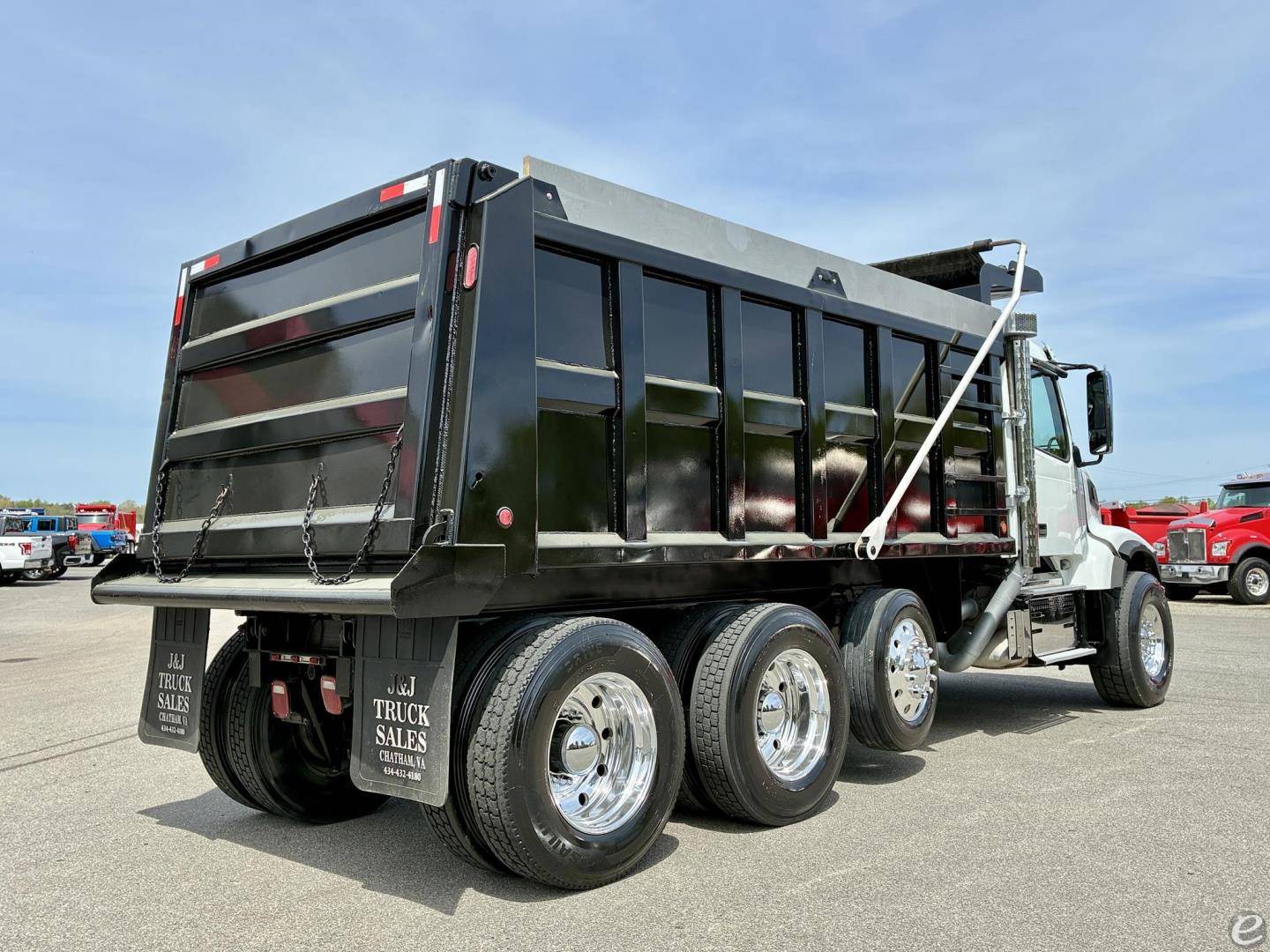 2022 Volvo VHD64F300