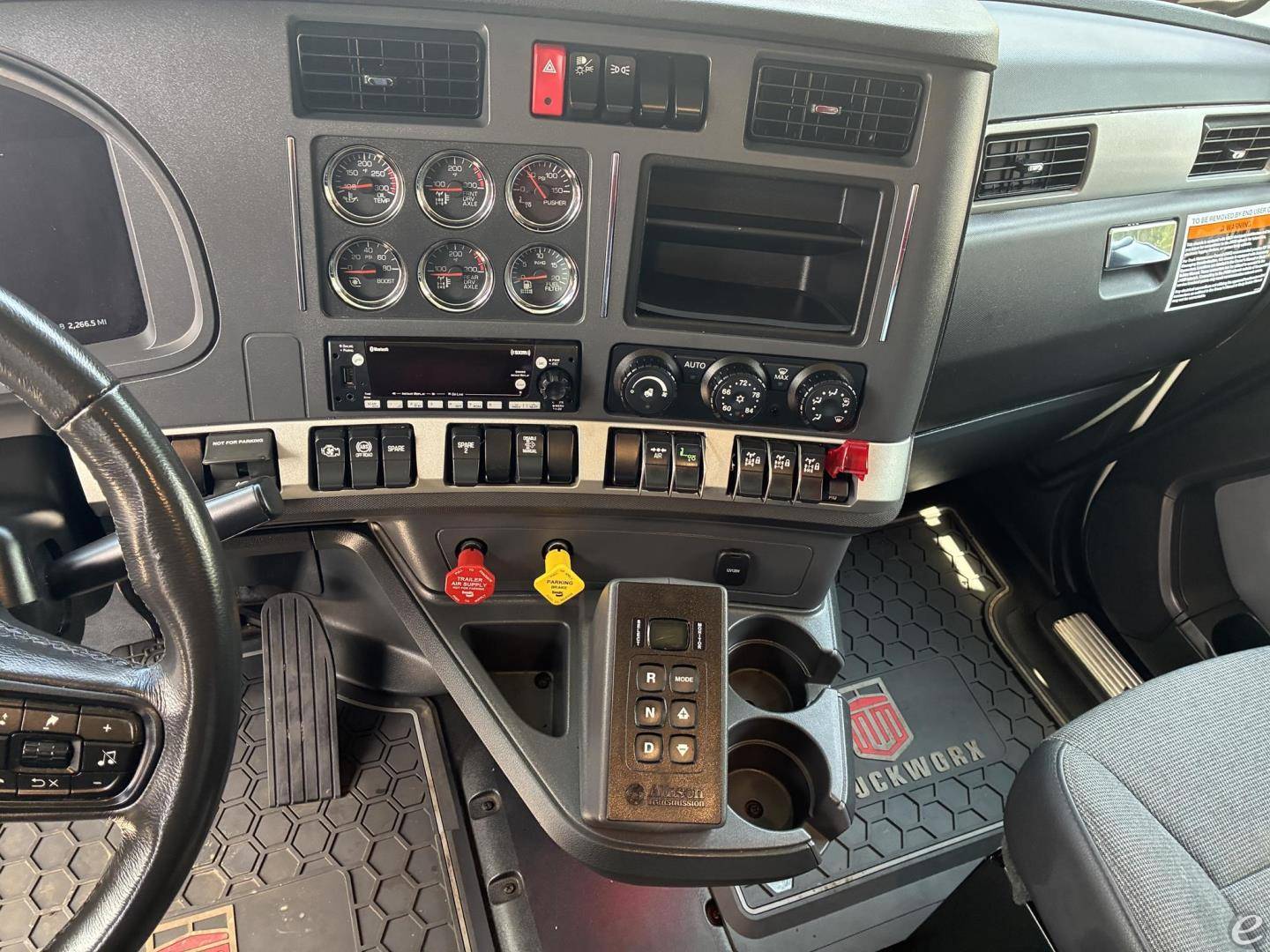 2025 Kenworth T880