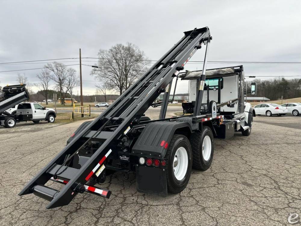 2025 Kenworth T880
