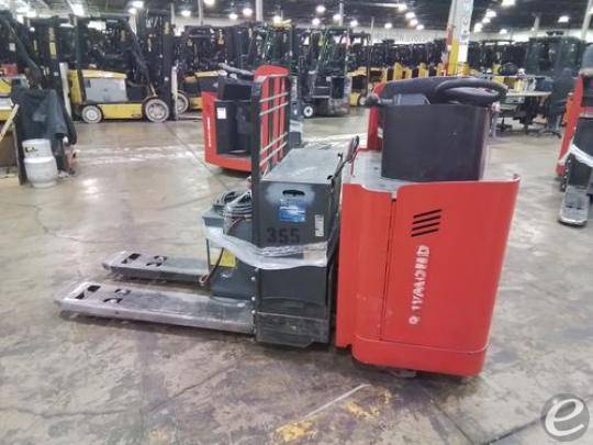 2017 Raymond 8900
