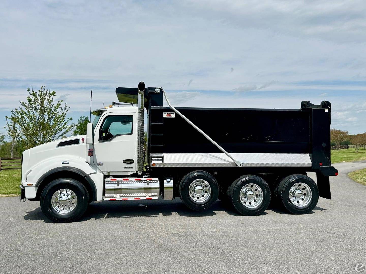 2025 Kenworth T880