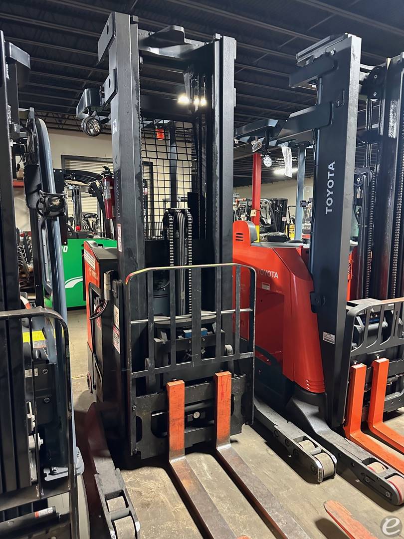 2012 Toyota 8BR233M240