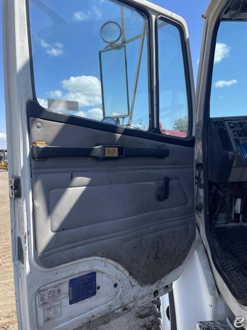 2001 Freightliner FL70