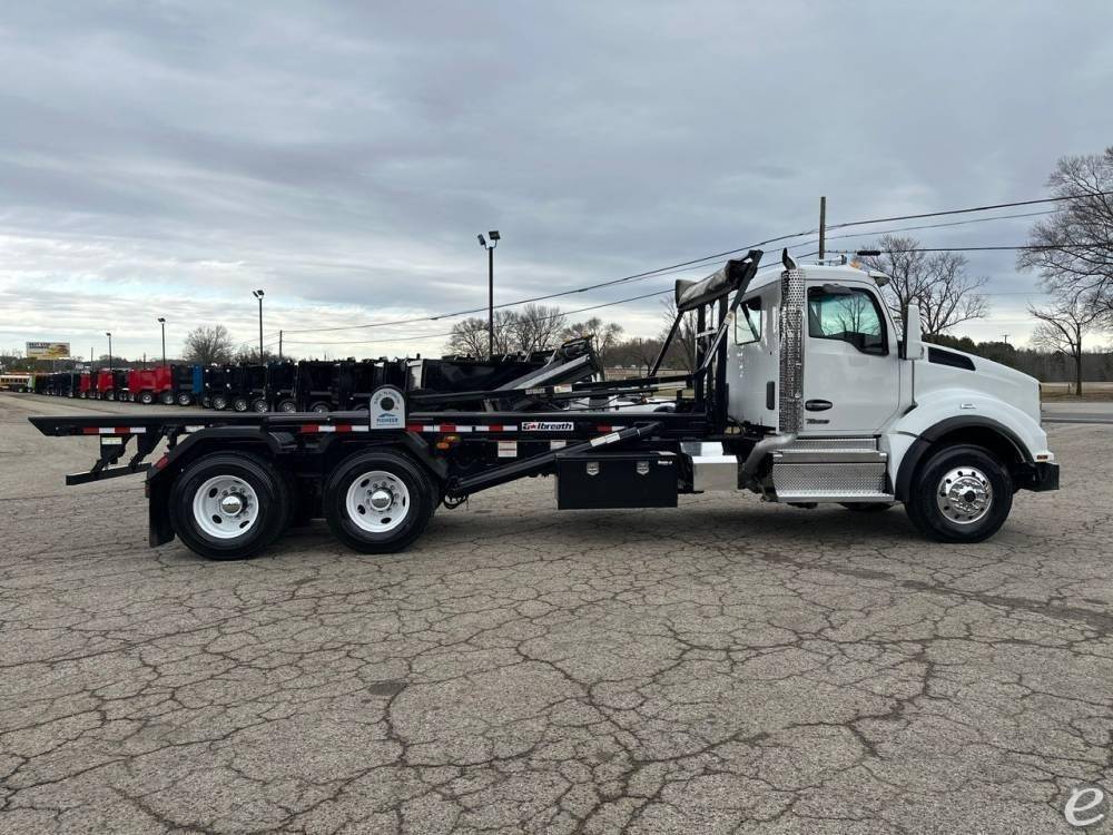 2025 Kenworth T880