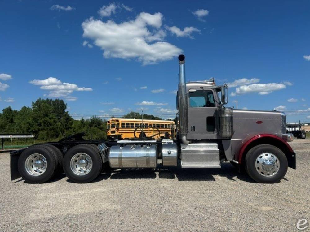 2015 Peterbilt 389