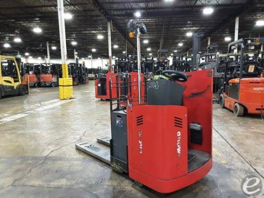 2017 Raymond 8900