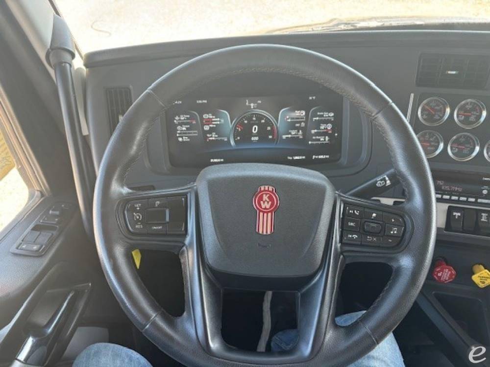 2025 Kenworth T880