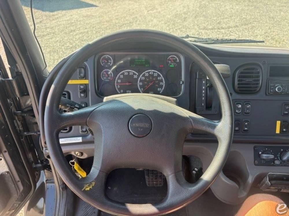 2017 Freightliner BUSINESS CLASS M2 106