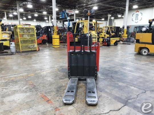2017 Raymond 8900