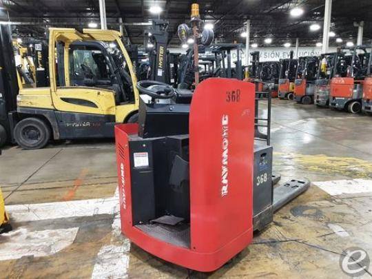 2018 Raymond 8900
