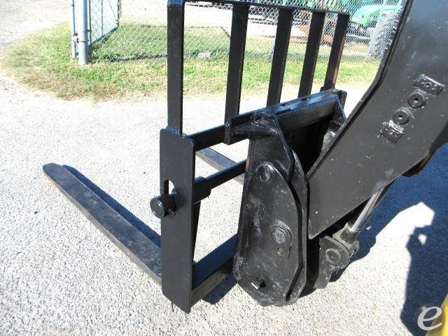 2012 Cat TL1055