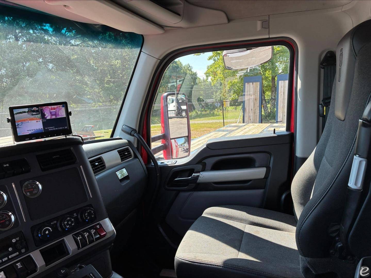 2023 Kenworth T880