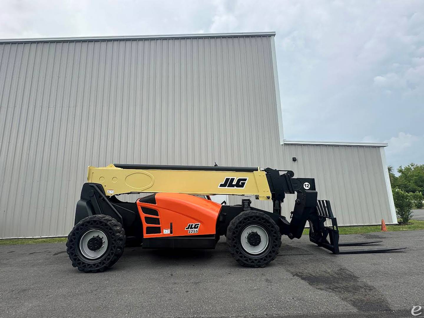 2016 JLG 1255