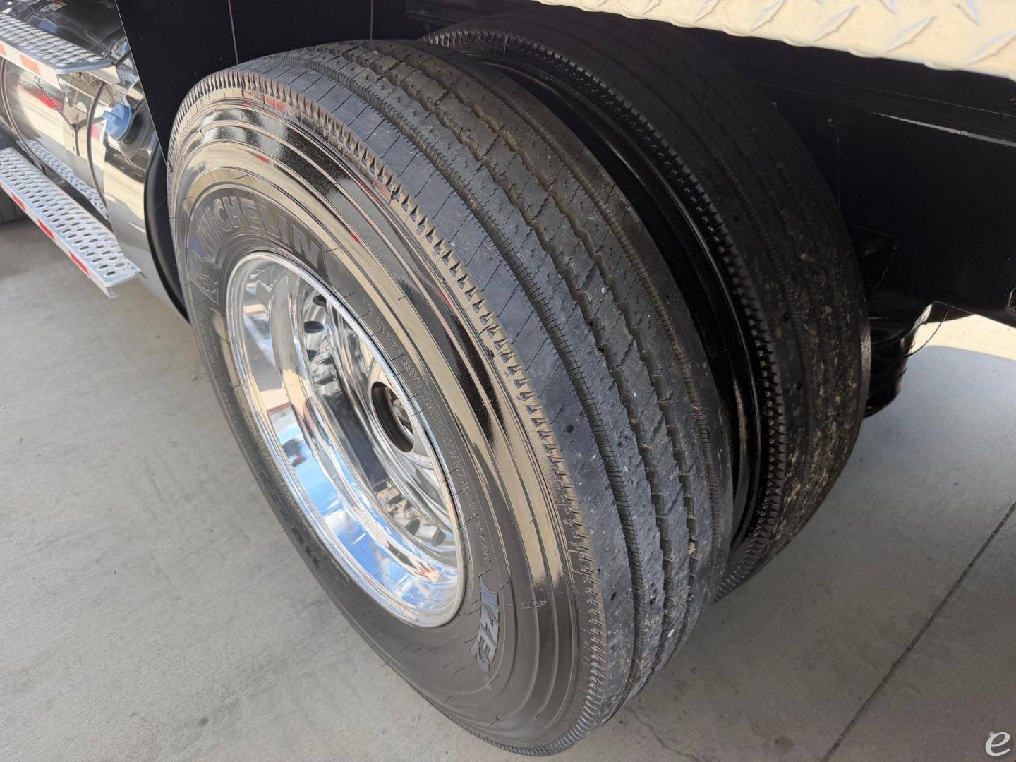 2025 Kenworth T880