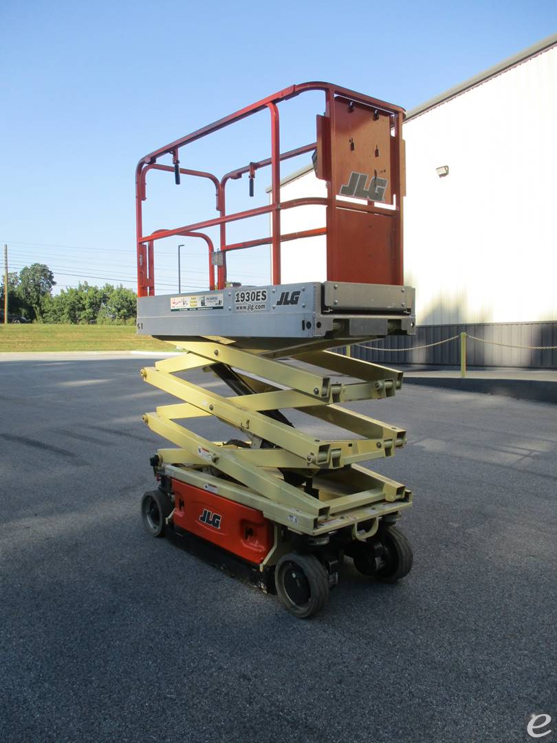 2014 JLG 11930ES