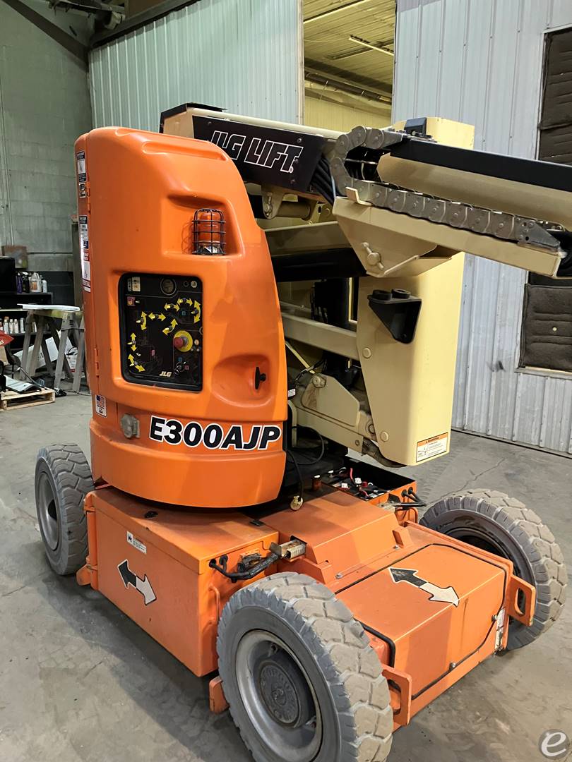 2012 JLG E300AJP