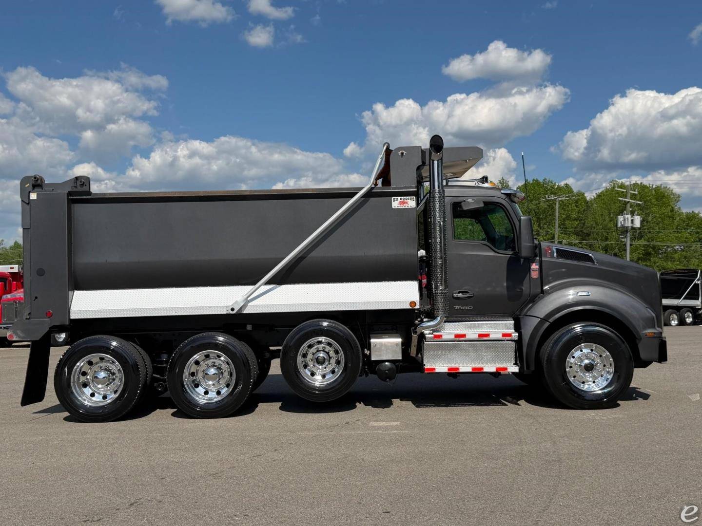 2025 Kenworth T880