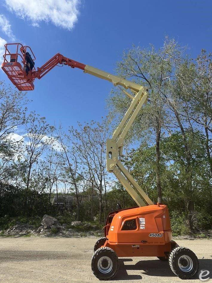2017 JLG 450AJ
