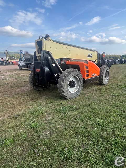 2019 JLG 1055