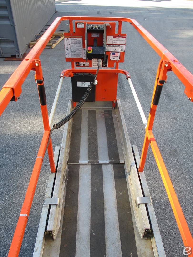 2014 JLG 11930ES