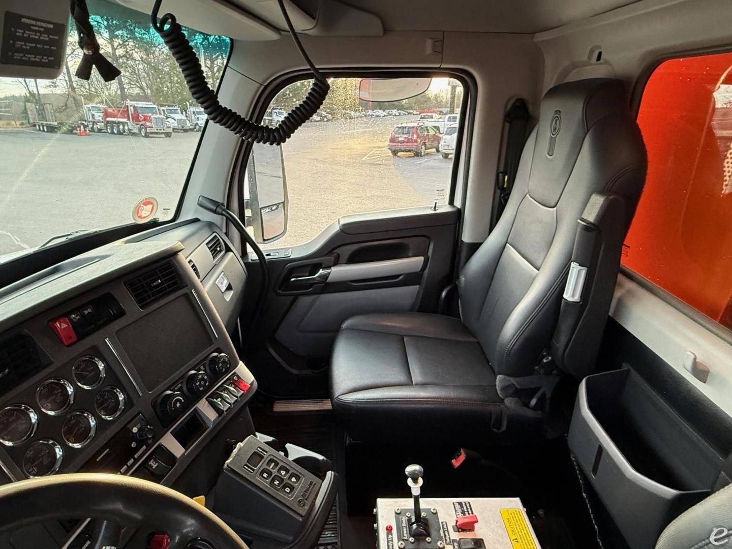 2023 Kenworth T880