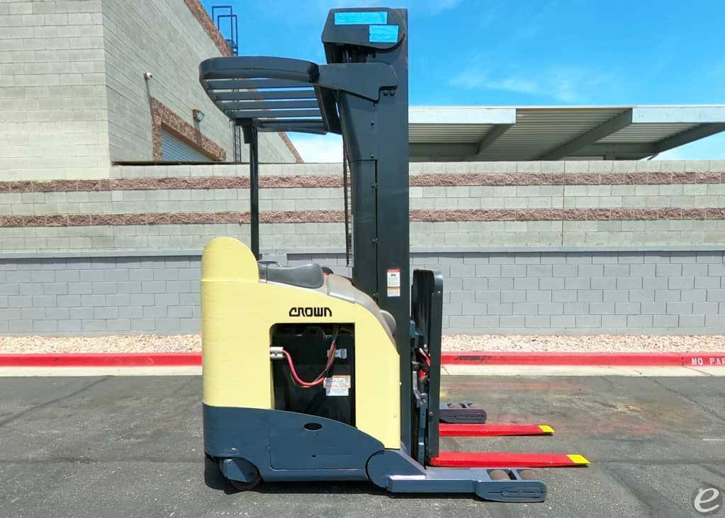 2005 Crown RR5220-35 Electric Reach...