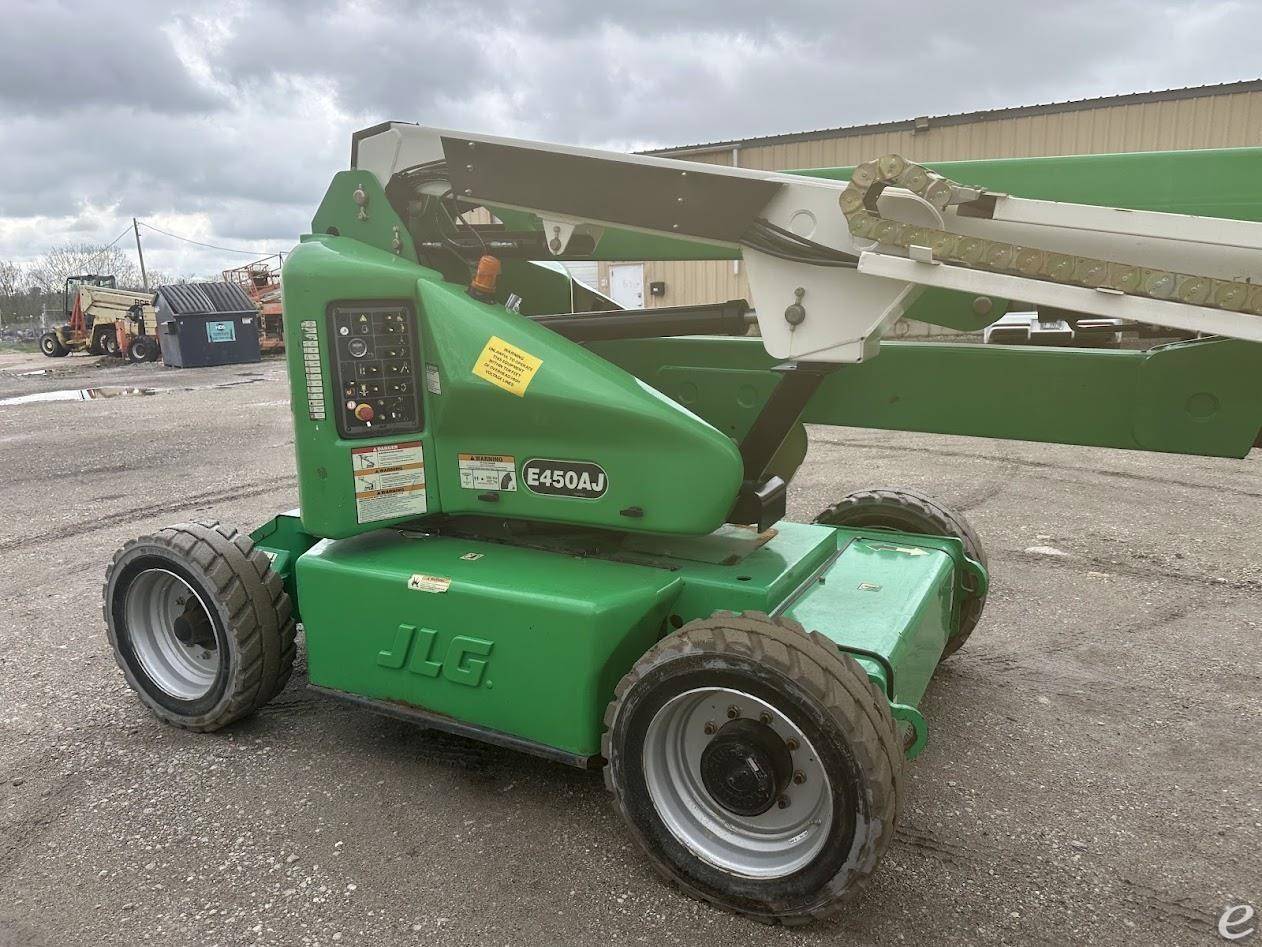 2013 JLG E450AJ