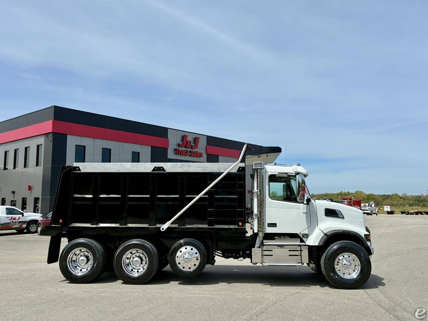 2022 Volvo VHD64F300