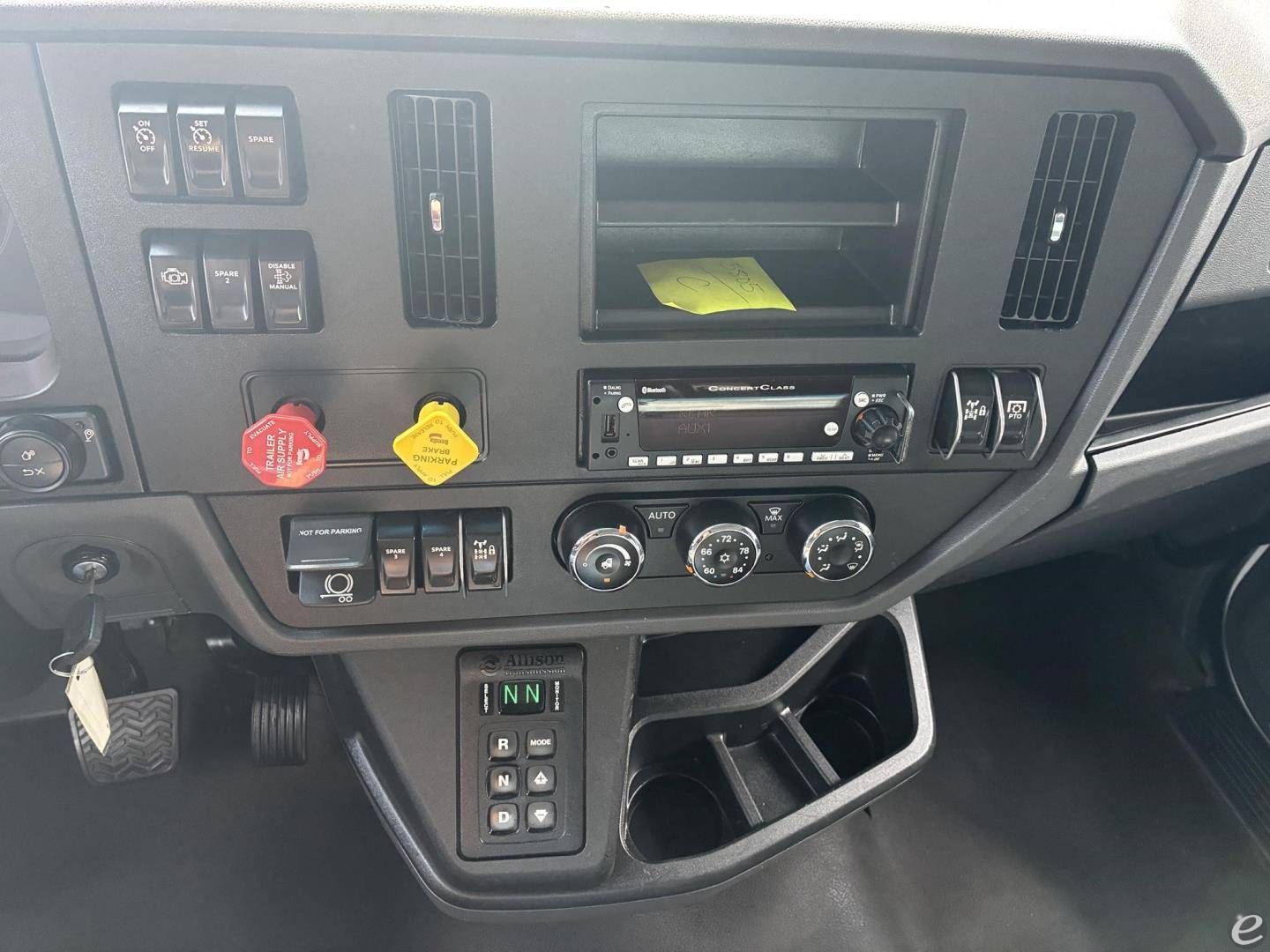2023 Peterbilt 548